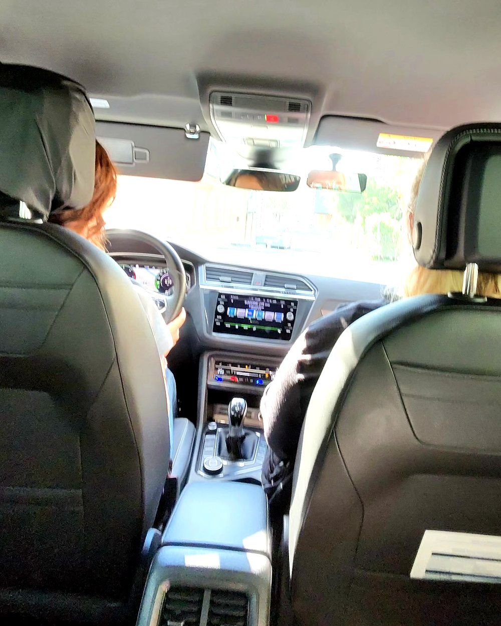 Fahrschülerin am Steuer