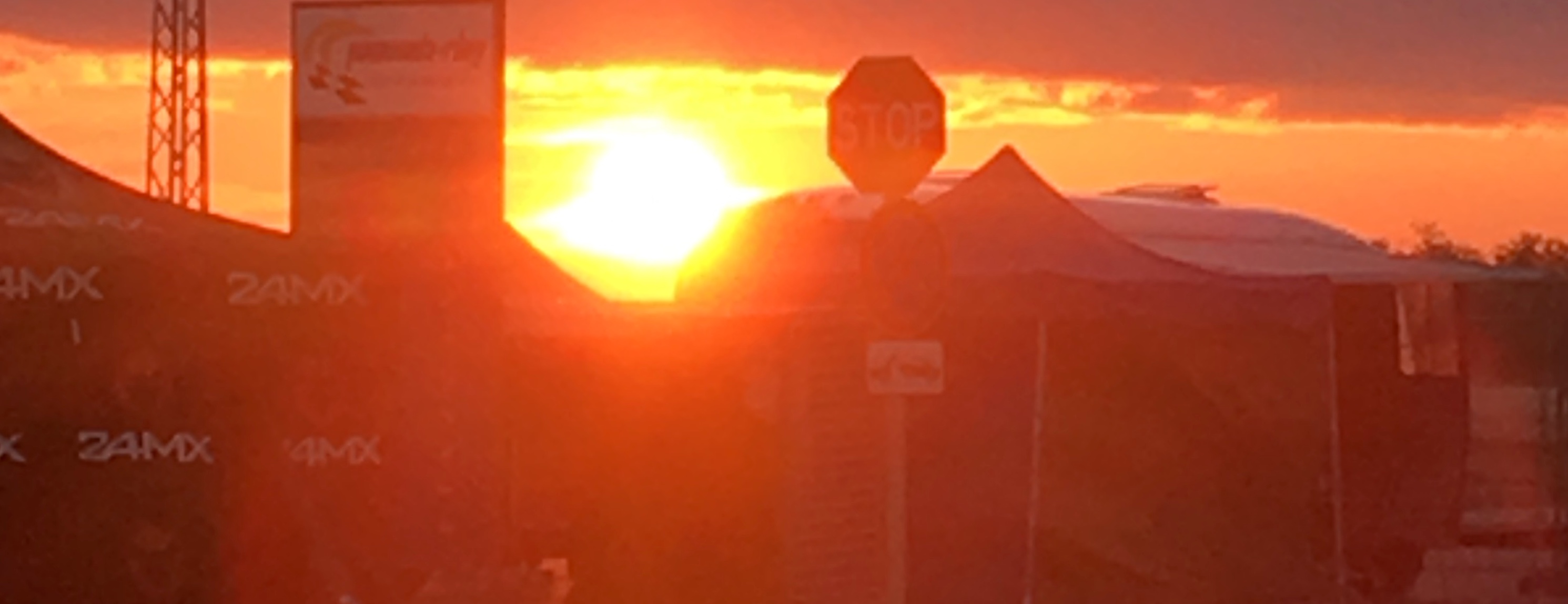 Sonnenaufgang an der Rennstrecke